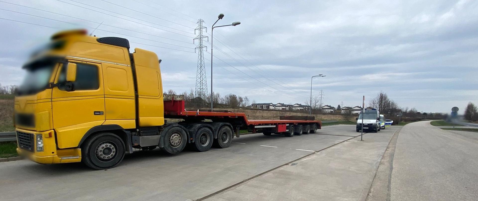 Miejsce kontroli zestawu ciężarowego na ul. NSZZ Solidarność – miejskim odcinku krajowej „dwunastki” w Radomiu. Funkcjonariusze mazowieckiej Inspekcji Transportu Drogowego ustalili, że kierujący ma zatrzymane uprawnienia przez starostę i sądowy zakaz prowadzenia pojazdów. Mężczyzna został przekazany do dalszych czynności służbowych funkcjonariuszom Komendy Miejskiej Policji w Radomiu.