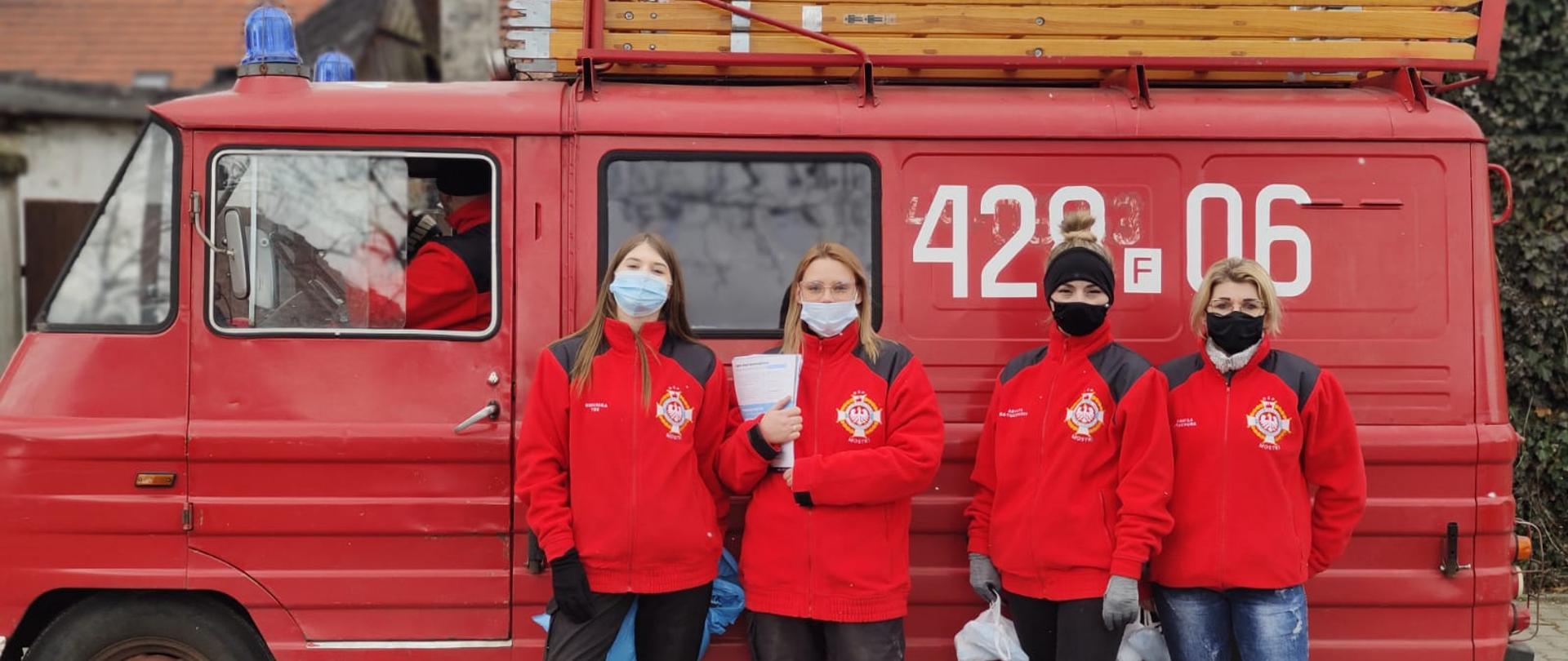 Rozwożenie ulotek przez OSP Mostki na terenie gminy Lubrza.