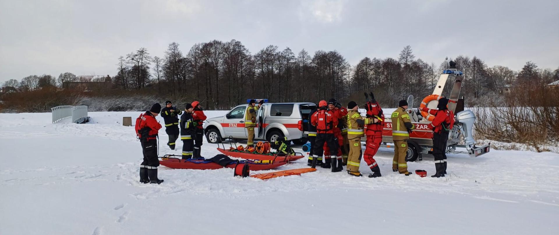 Ćwiczenia doskonalące z ratownictwa lodowego strażaków JRG w Działdowie oraz OSP z powiatu działdowskiego