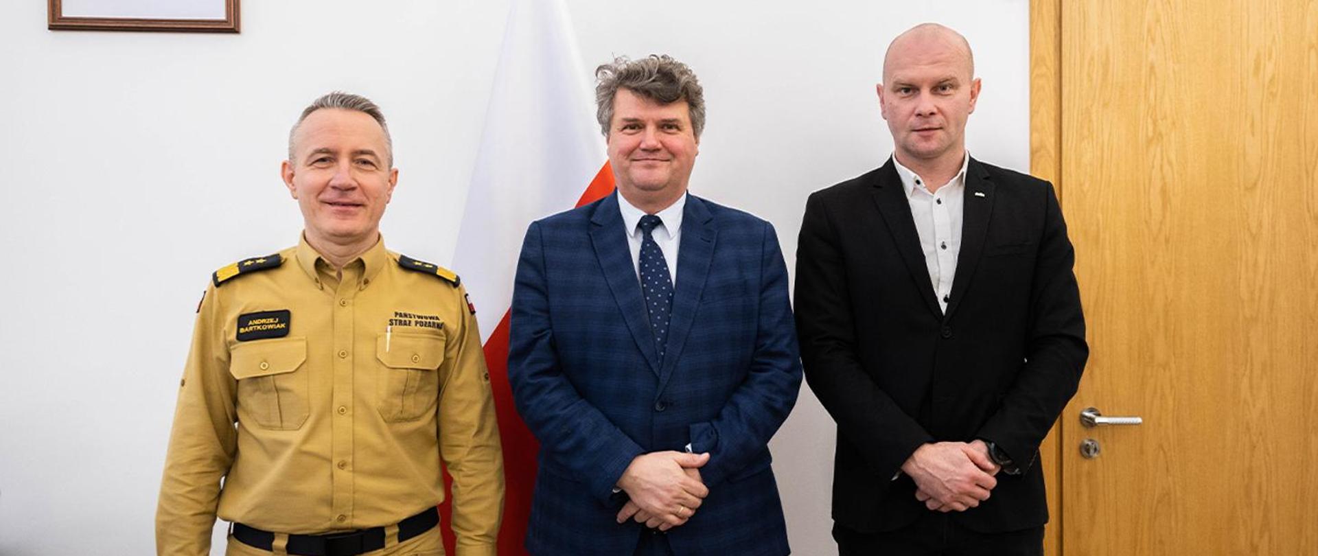 Komendant główny PSP, wiceminister MSWiA oraz przewodniczący związku zawodowego pozują do zdjęcia