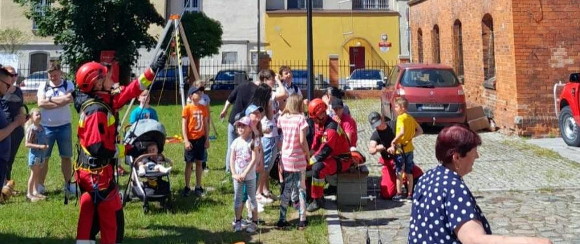 Zdjęcie przedstawia dzieci oraz funkcjonariuszy podczas Dnia Dziecka.