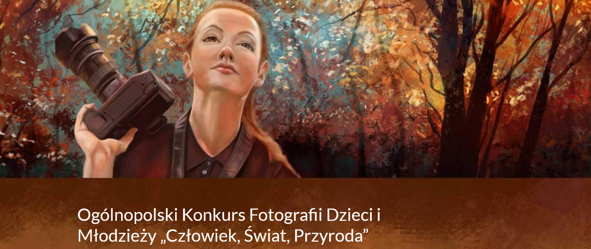 Ilustracja przedstawia młodą kobietę o jasnych, miedzianych włosach z aparatem fotograficznym w dłoniach, patrzącą w niebo na tle jesiennego lasu z błękitnymi prześwitami. Jest to baner z napisem: Ogólnopolski Konkurs Fotografii Dzieci i Młodzieży „Człowiek, Świat, Przyroda”.
