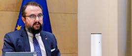 wiceminister Paweł Jabłoński uczestniczy w wideokonferencji UNRWA