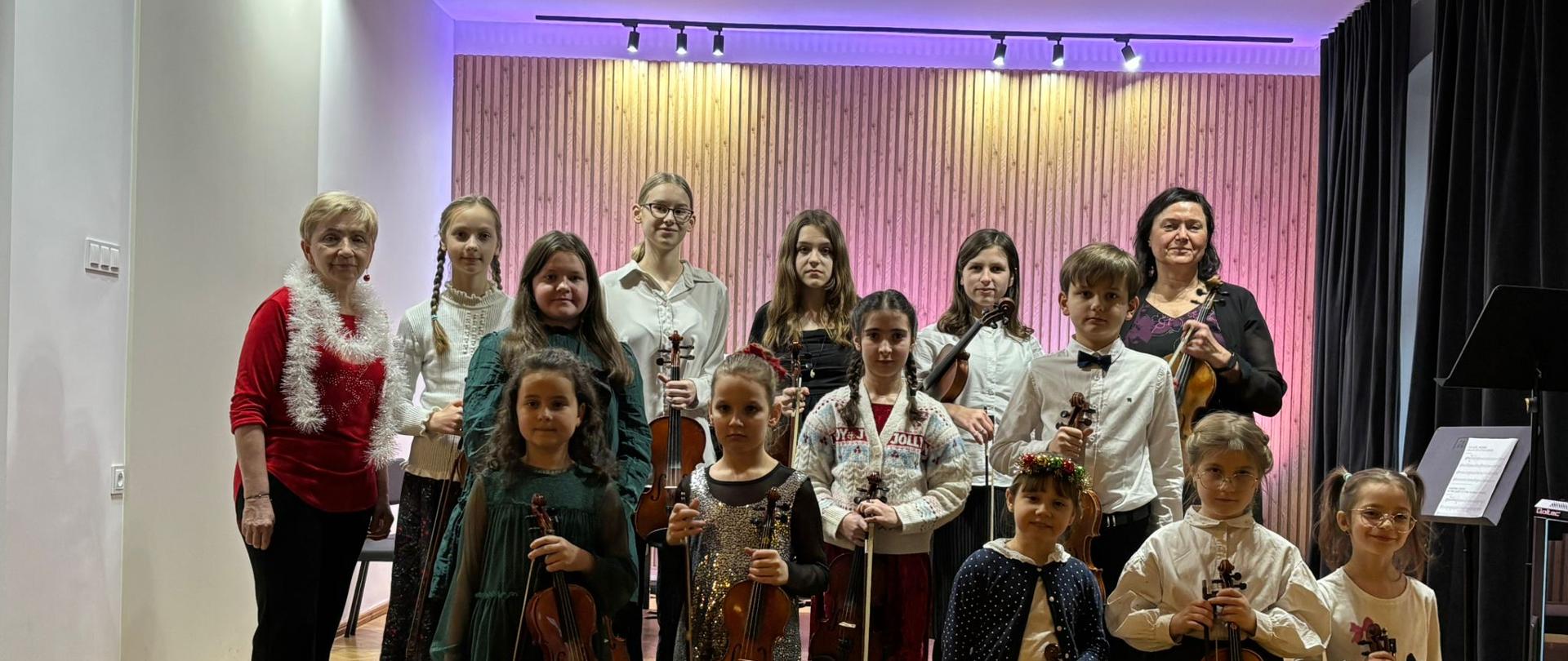 Galeria 19 zdjęć z koncertu "Skrzypcowe kolędowanie, hej!" - uczniowie grają na instrumentach - 12.01.2026
