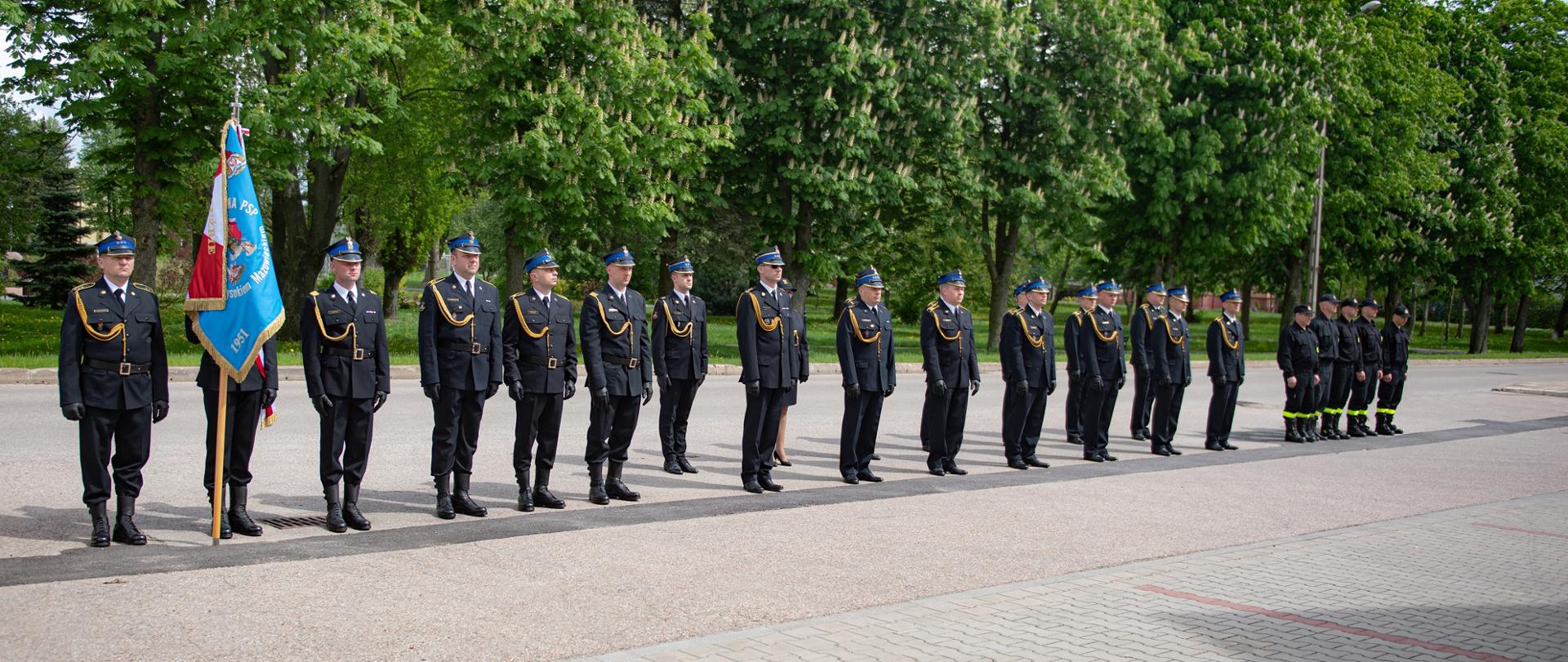 Na zdjęciu pododdział strażaków