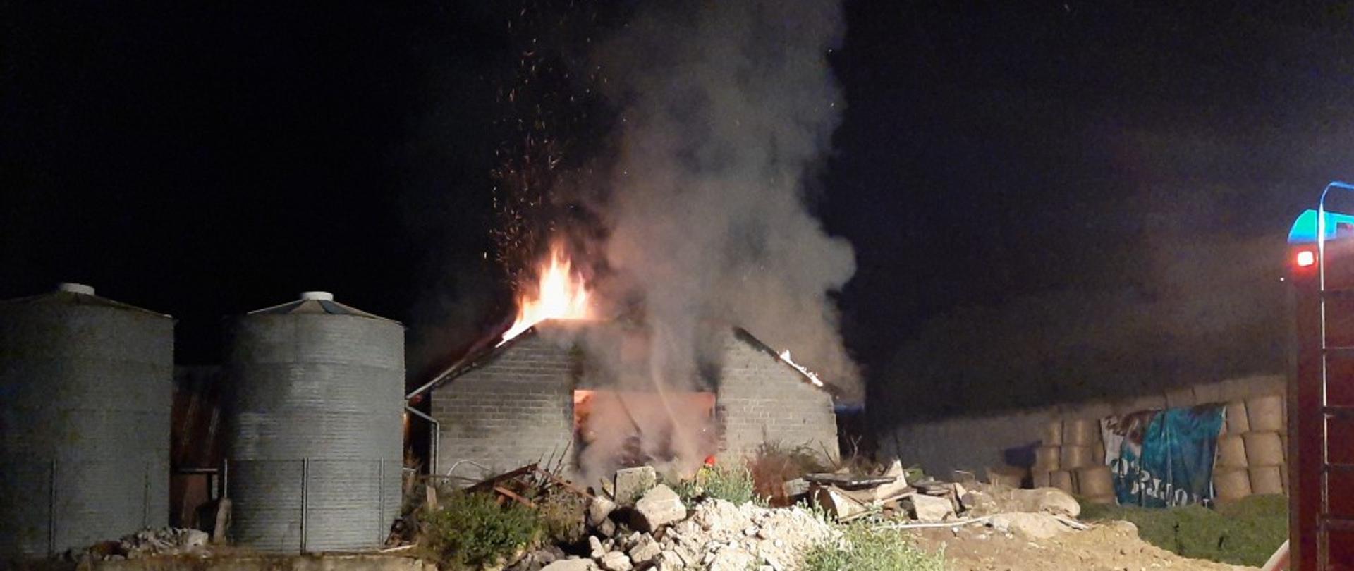 Pożar stodoły w miejscowości Racławice gm. Racławice. Działania zastępów Straży Pożarnej.