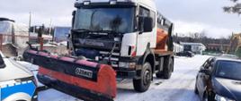 Czołowe zderzenie samochodu osobowego z pługopiaskarką