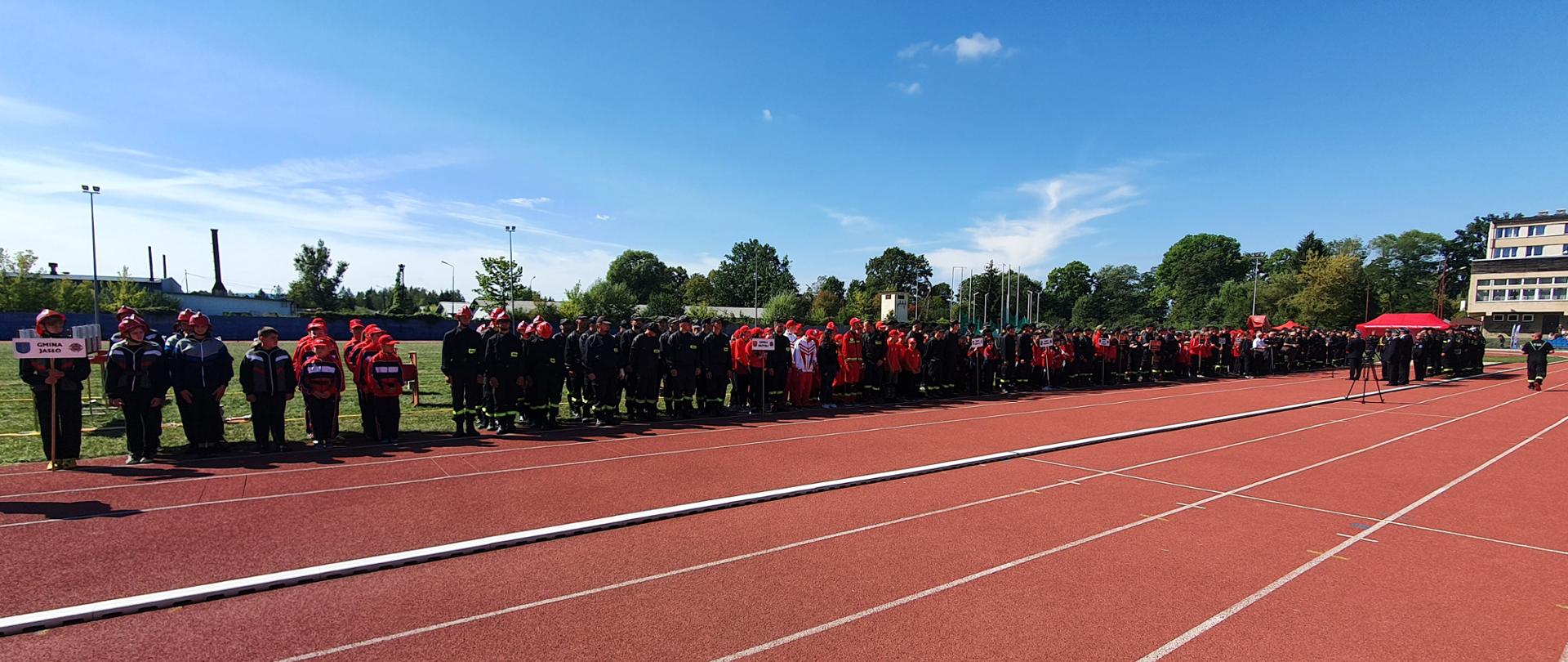 drużyny na stadionie sportowym w Trzcinicy 