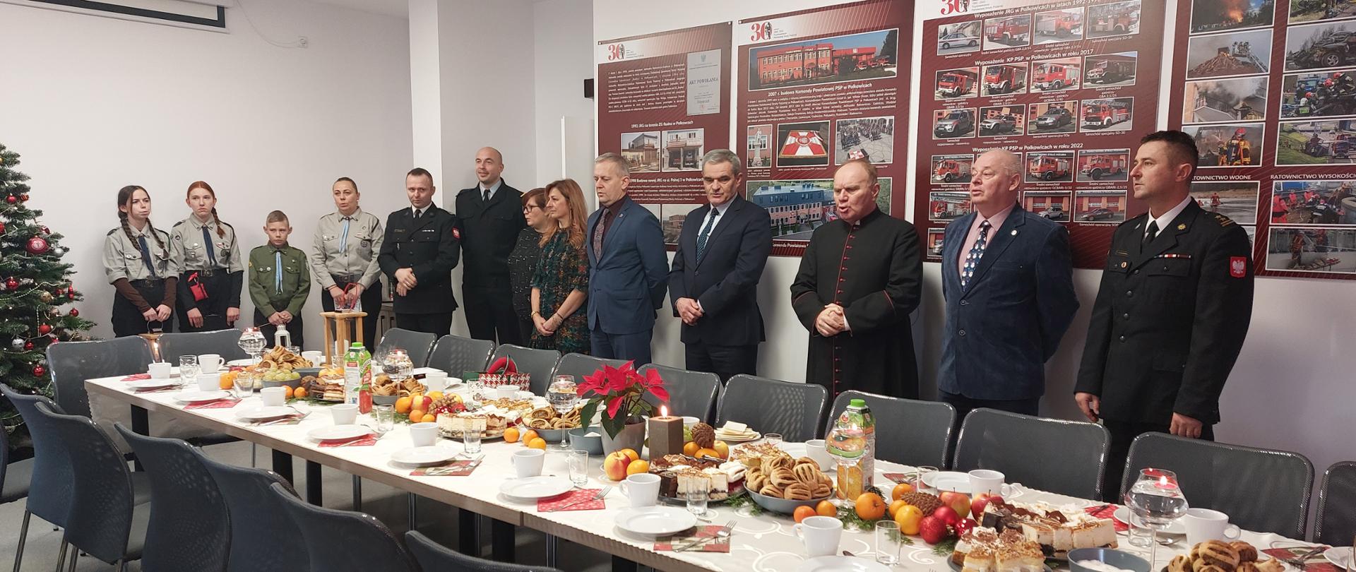 Strażacy wraz zaproszonymi gośćmi odśpiewują Kolendę w sali w KP PSP w Polkowicach