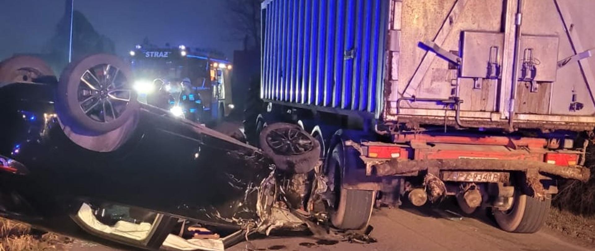 Samochód na dachu, po prawej przyczepa od ciągnika