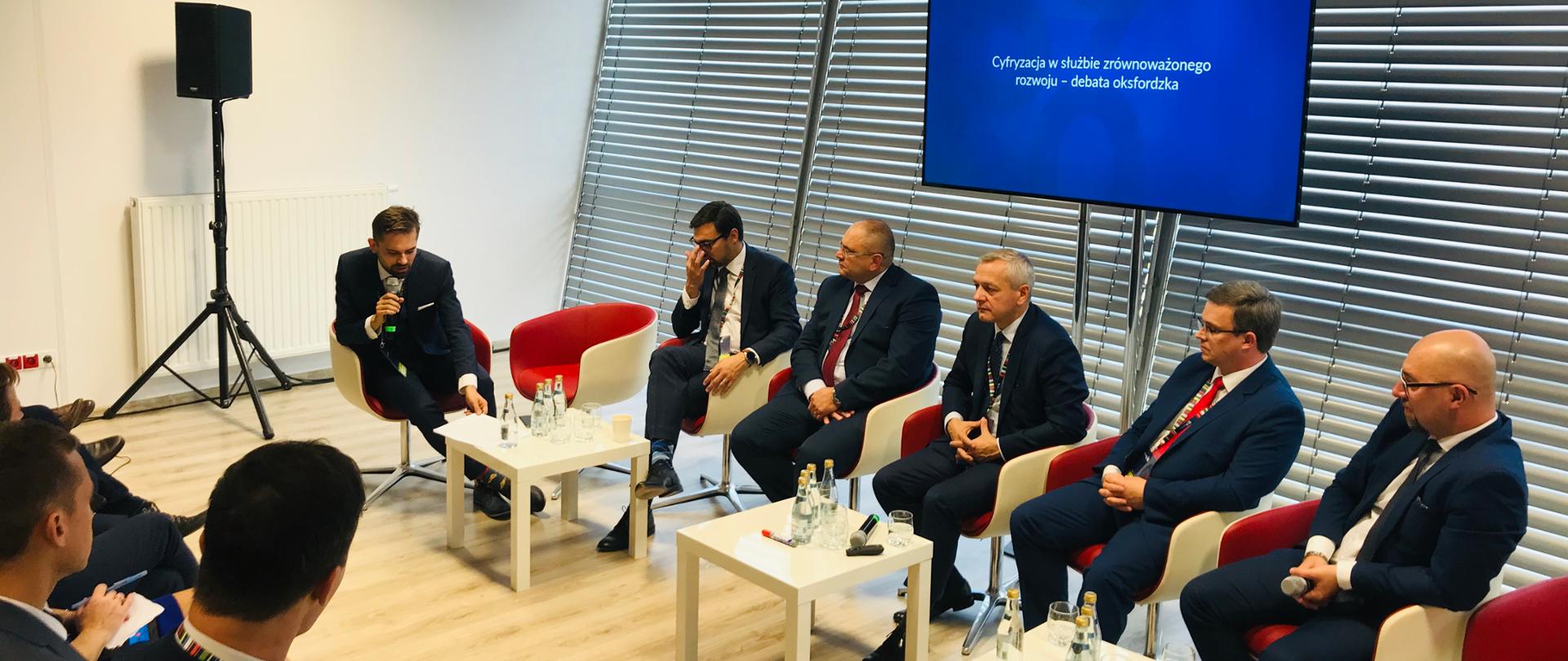 Uczestnicy panelu siedzą obok siebie