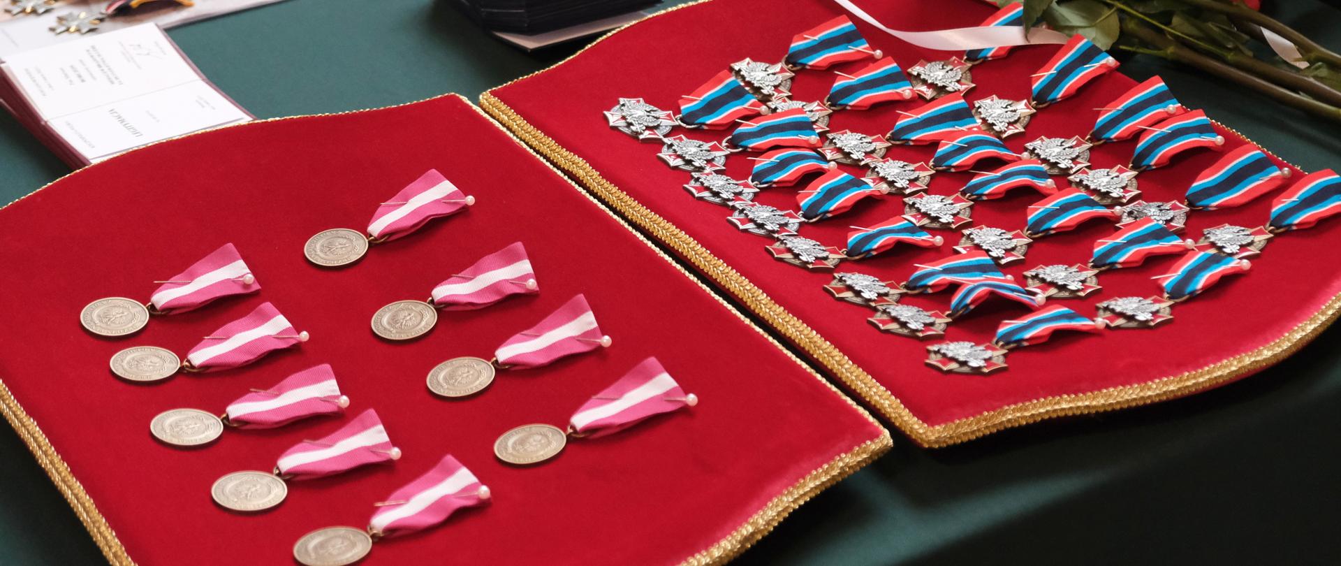 Brązowe Medale za Długoletnią Służbę, Srebrne i Brązowe Odznaki „Zasłużony dla Ochrony Przeciwpożarowej leżą na tacy