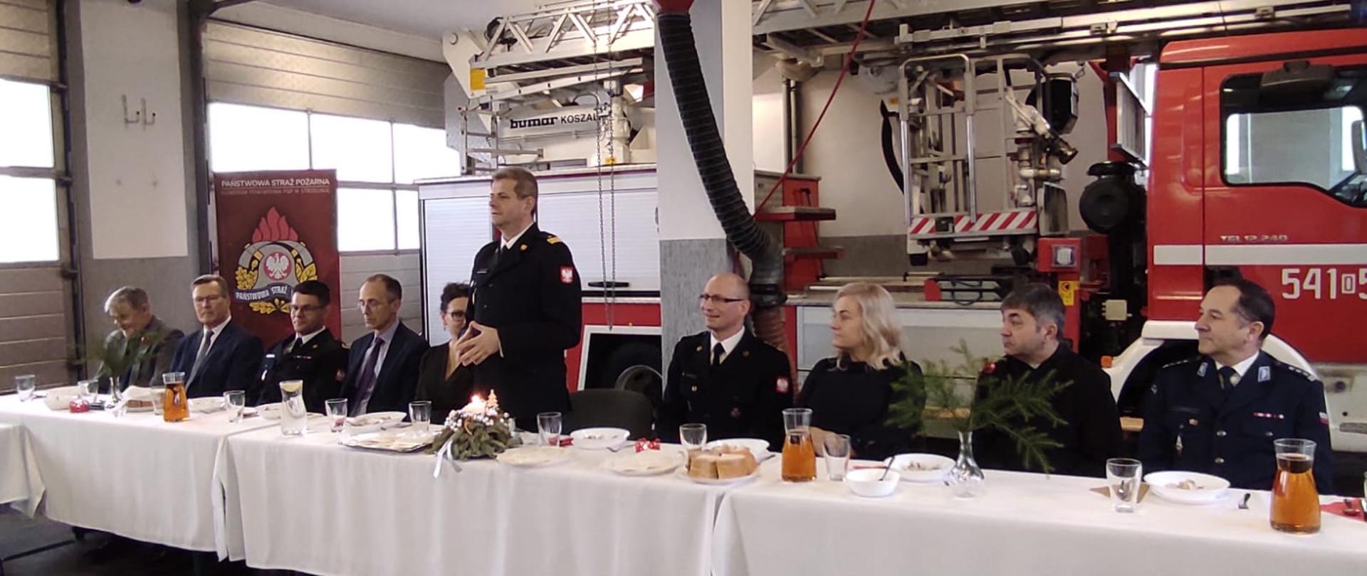 Zaproszeni goście przy stole wigilijnym