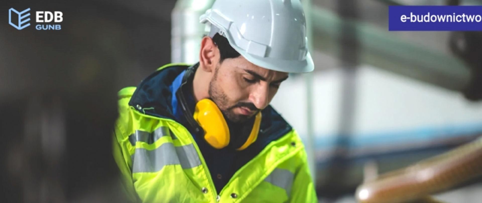 Osoba w odzieży ochronnej z kaskiem i nausznikami, z napisami „EDB GUNB” i „e-budownictwo.gunb.gov.pl” w tle.