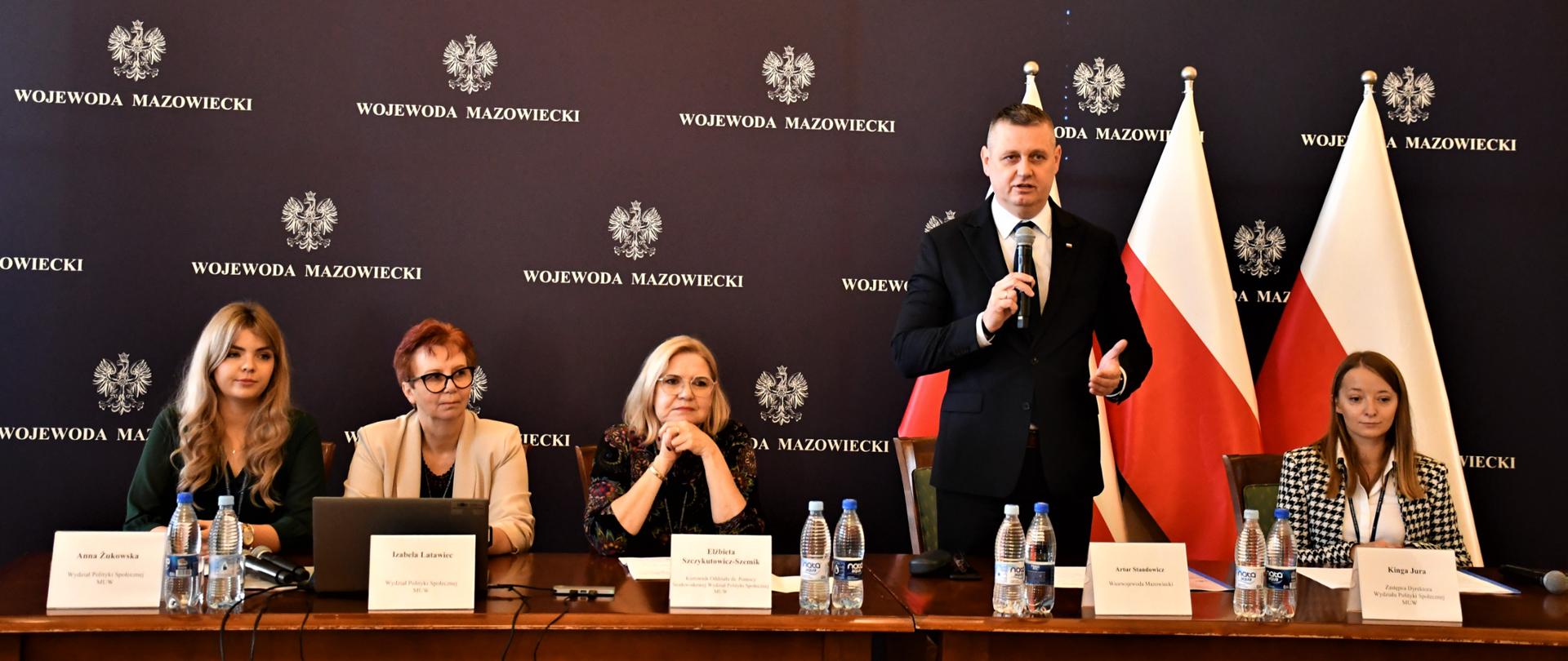 Na zdjęciu widać kobiety i mężczyznę