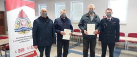 Wręczenie decyzji o przyznaniu świadczenia ratowniczego. Na zdjeciu p.o. Komendant Powiatowy PSP w Wabrzeznie wreczajacy druchom decyzje.