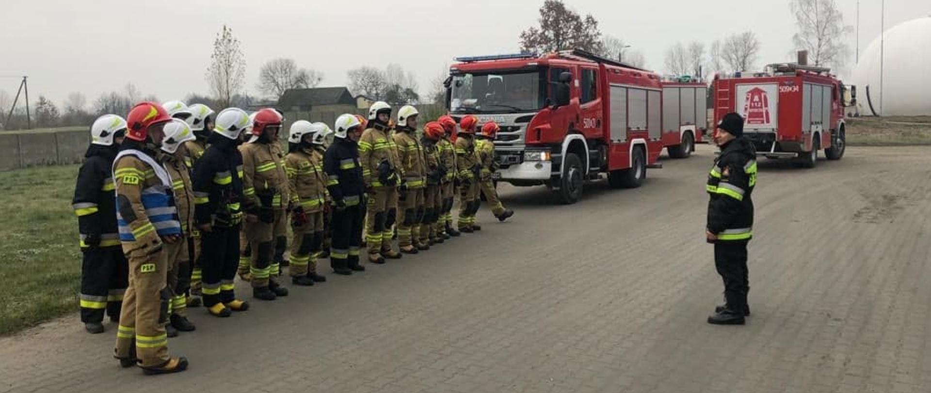 Ratownicy w miejscu koncentracji, odprawa przed ćwiczeniami z dowódcą ćwiczeń.