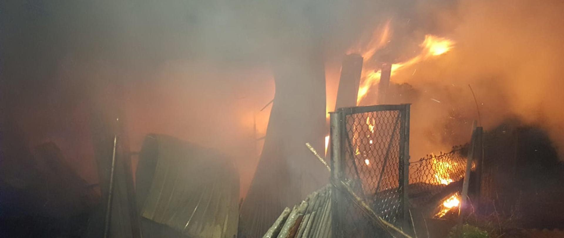 Pożar wiaty na drewno w miejscowości Gwda Wielka