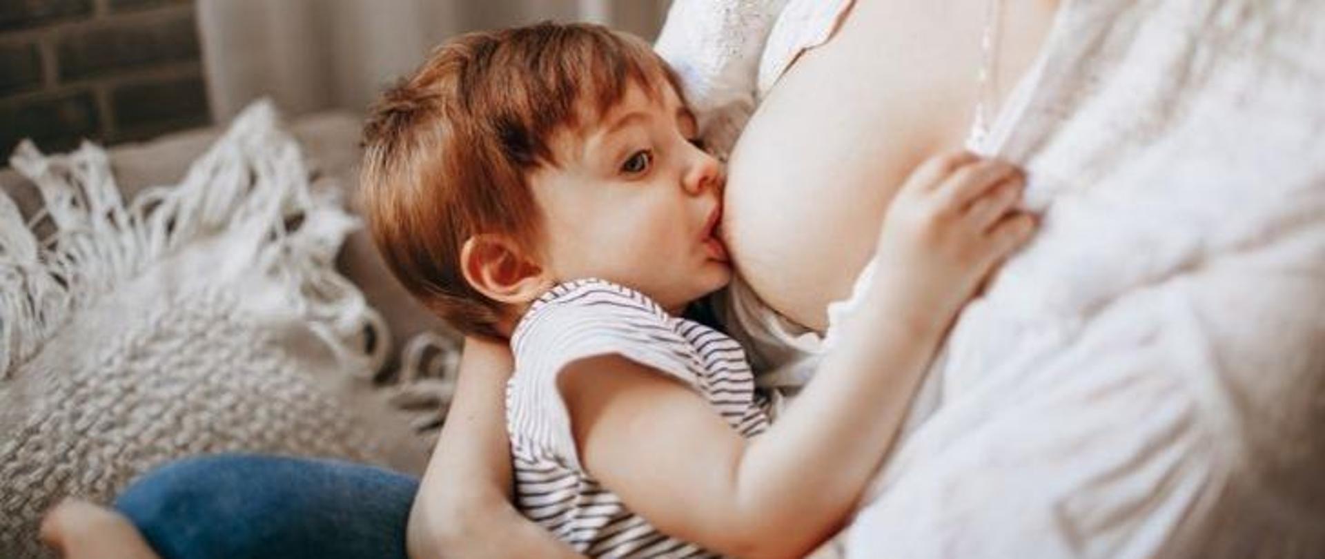 Matka karmiąca piersią małego chłopca