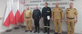 Wyróżnienie funkcjonariusze, Komendanci Powiatowi PSP oraz Dowódca JRG PSP stoją w szeregu na świetlicy Komendy.