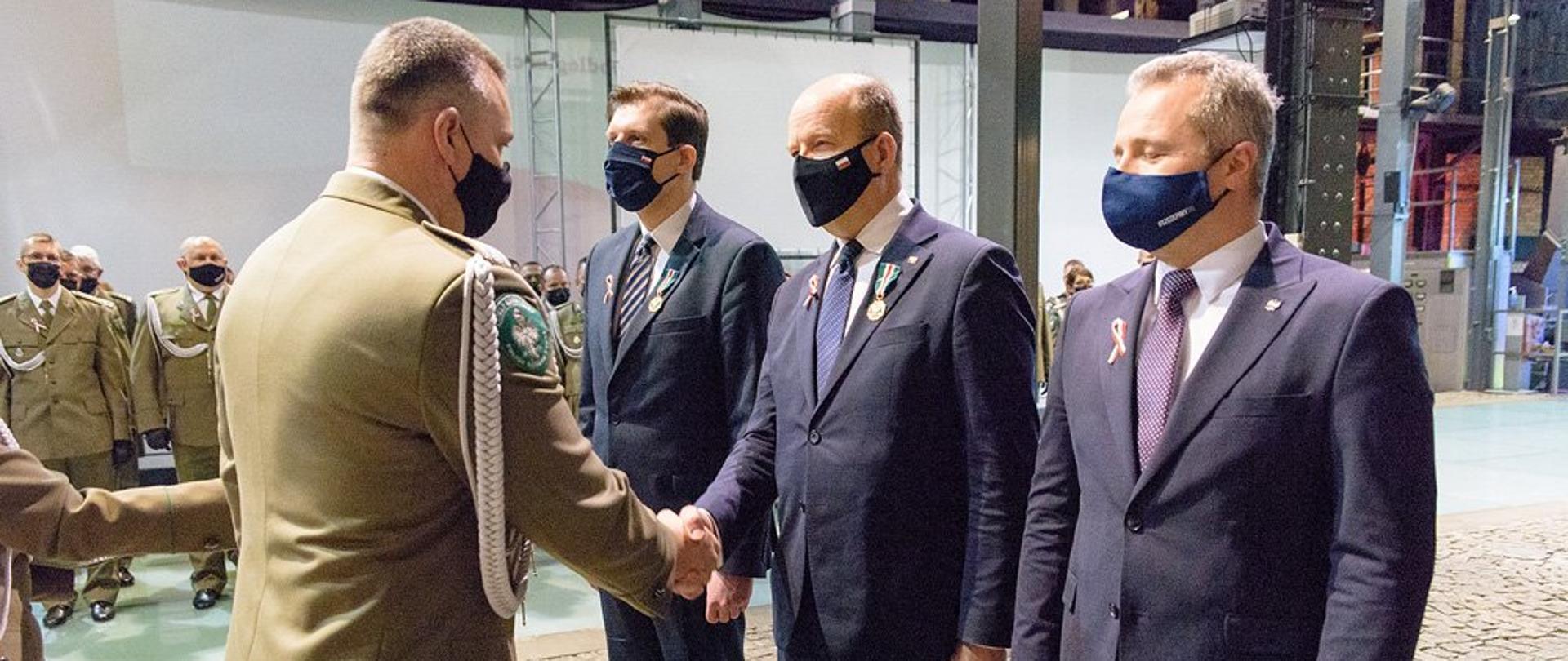 Uroczystości Nadwiślańskiego OSG z okazji obchodów Narodowego Święta Niepodległości. „Złoty Medal za Zasługi dla Straży Granicznej” dla Wojewody Mazowieckiego. Fot. Piotr Niemiec / NwOSG