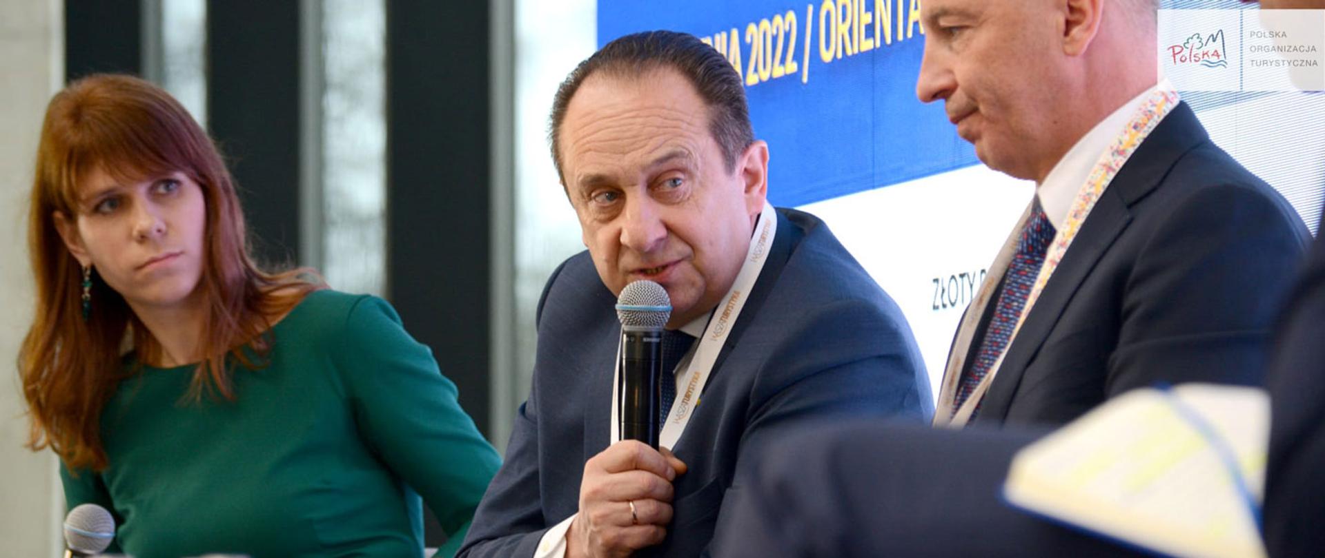 Minister Andrzej Gut-Mostowy podczas X Forum Promocji Turystycznej w Łodzi zabiera głos podczas sesji.