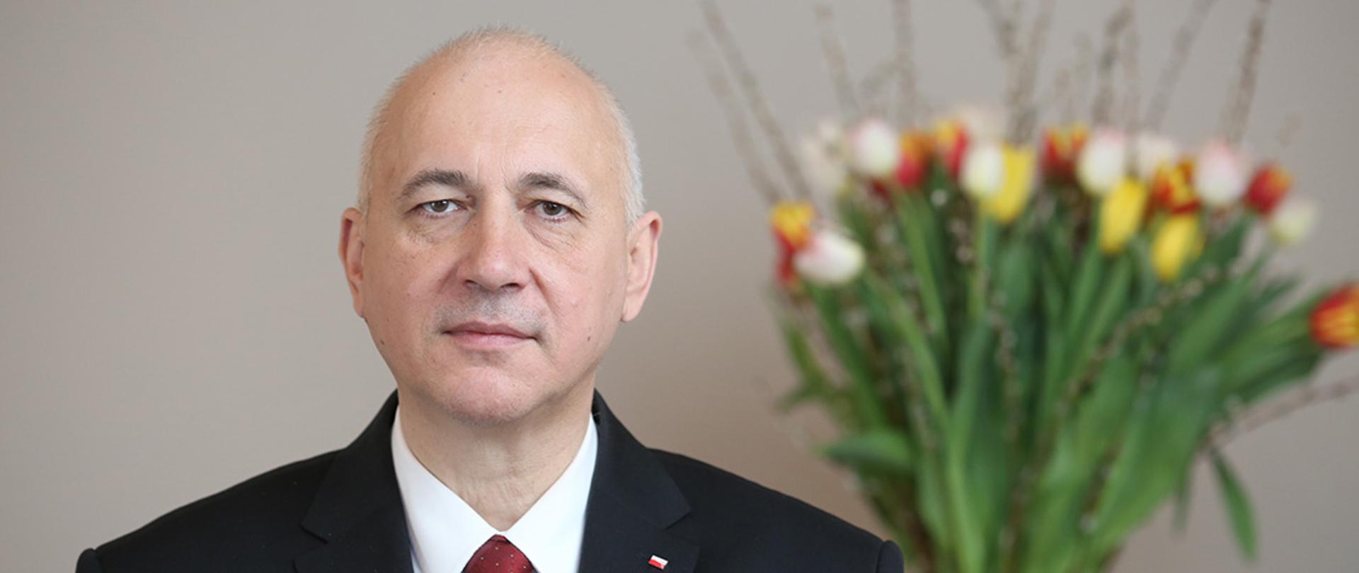 Minister Joachim Brudziński składający życzenia Wielkanocne.