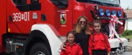 Zdjęcie przedstawia druhny Ochotniczej Straży Pożarnej na tle nowego samochodu z Ochotniczej Straży Pożarnej w Strużce.