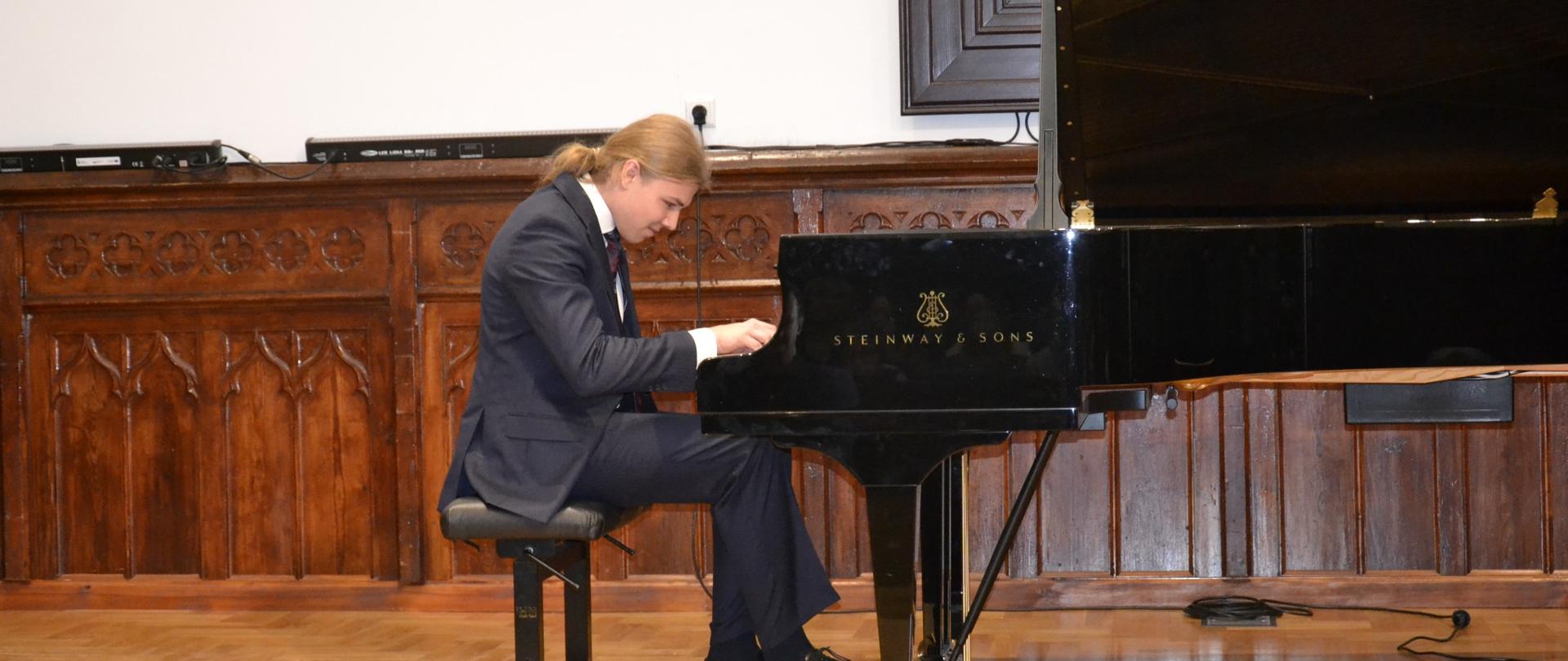 Recital Fortepianowy w wykonaniu Gabriela Zwieruchy, ucznia klasy fortepianu prowadzonej przez nauczyciela Jana Lubienieckiego.