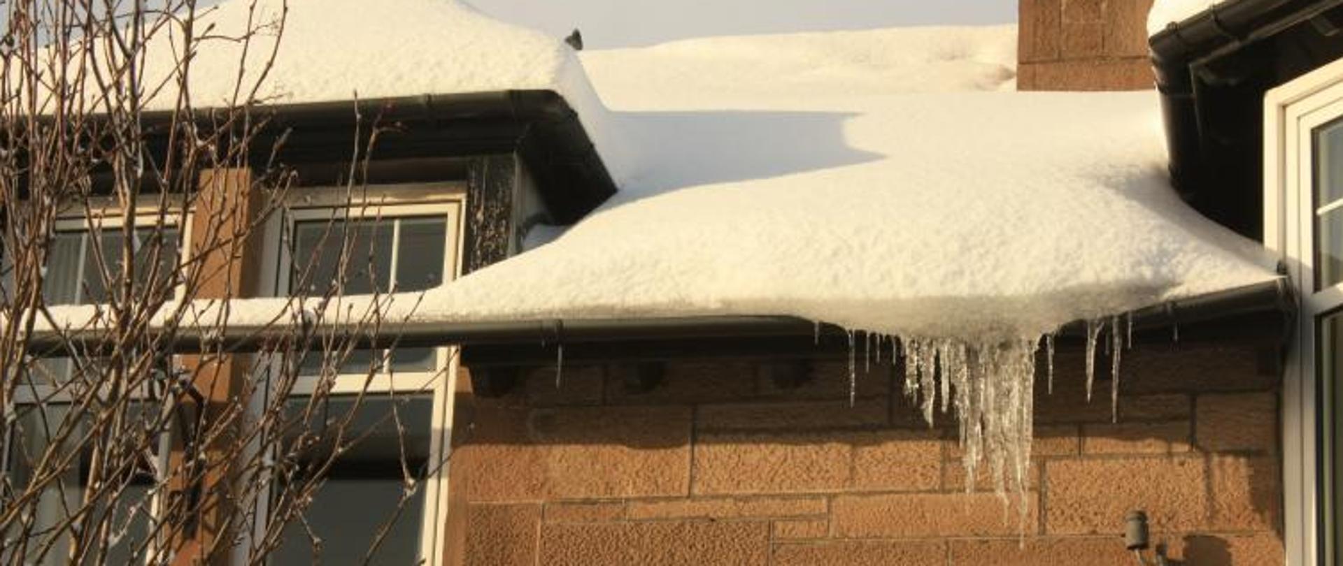 1. Zaśnieżony dach, zwisające sople.