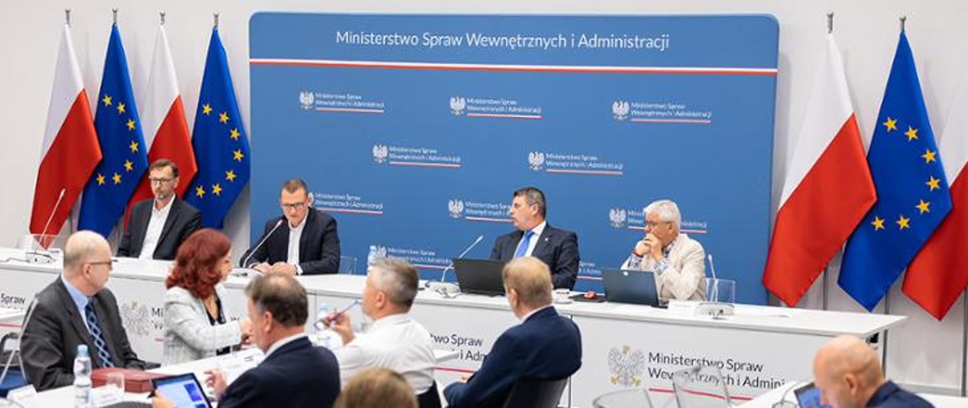 Uczestnicy posiedzenia Komisji podczas obrad