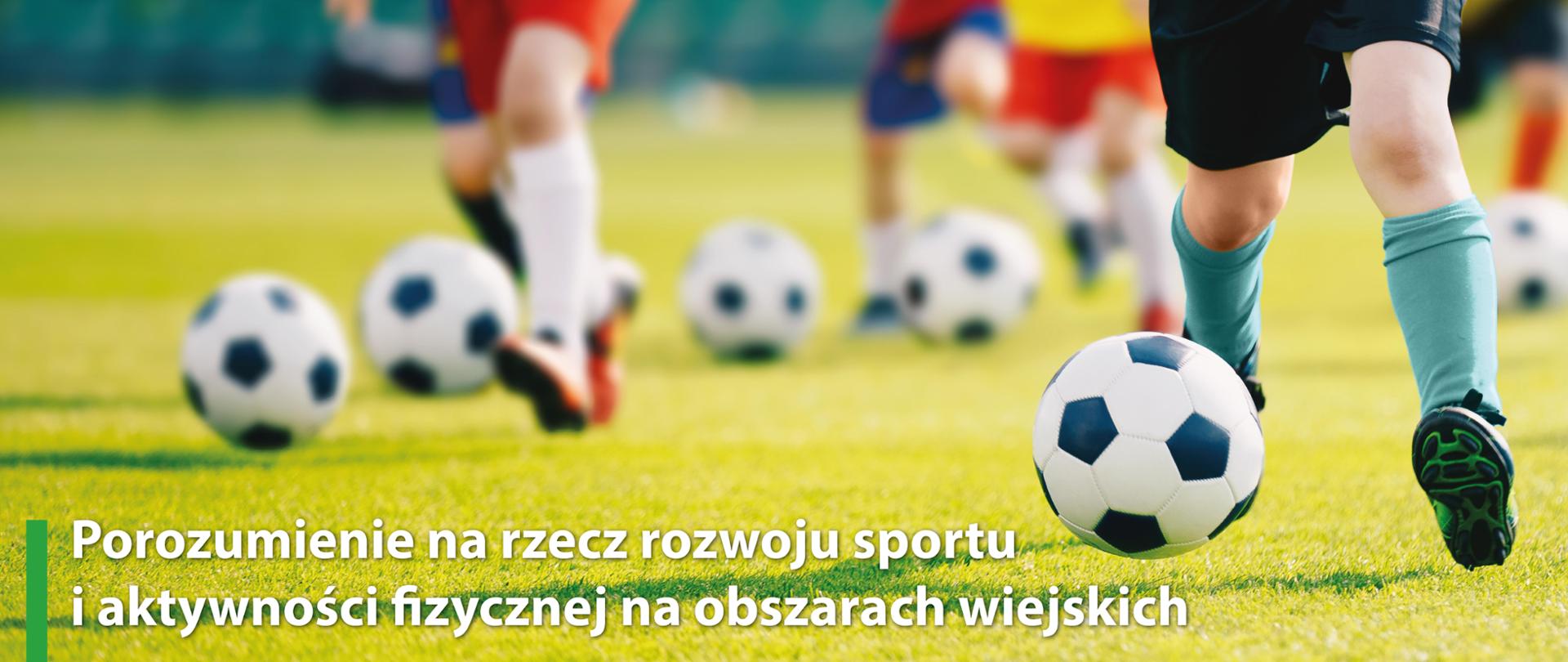 piłki futbolowe i nogi piłkarzy