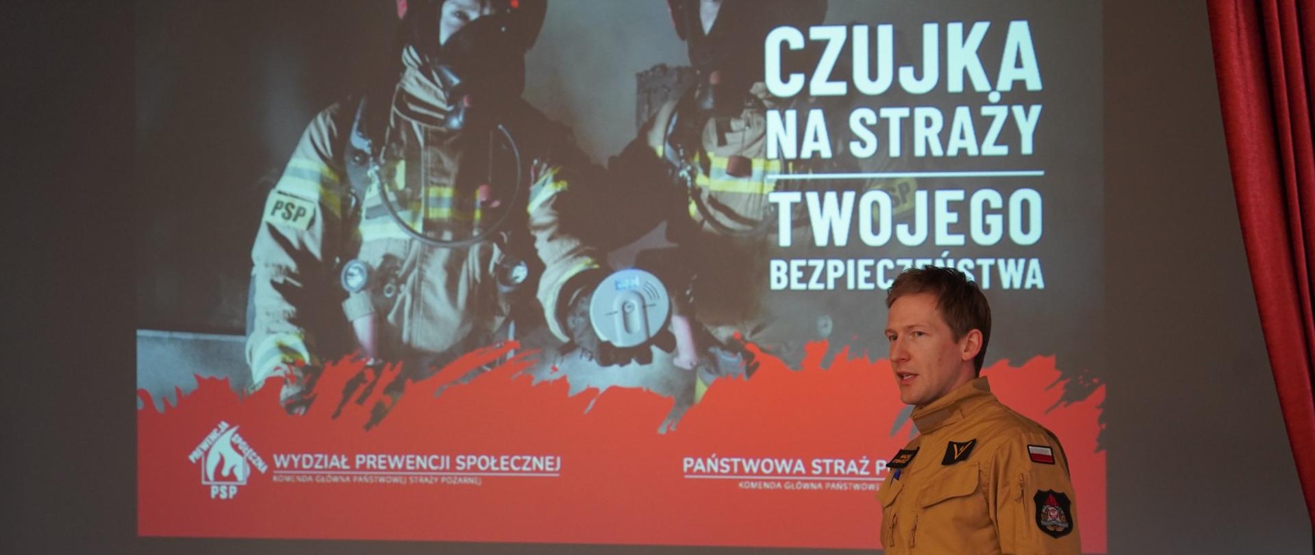 Strażak podczas omawiania prezentacji