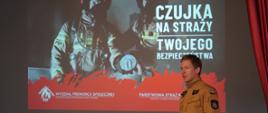 Strażak podczas omawiania prezentacji