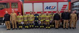 Szkolenie z zakresu ratownictwa technicznego dla Ochotniczych Straży Pożarnych. Na zdjęciu pododdział strażaków OSP i PSP na tele samochodu pożarniczego. 