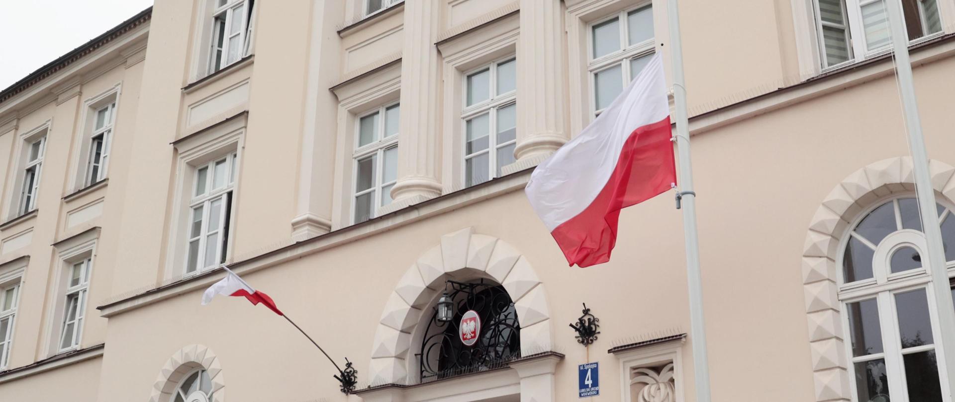 Flaga przed LUW opuszczona do połowy
