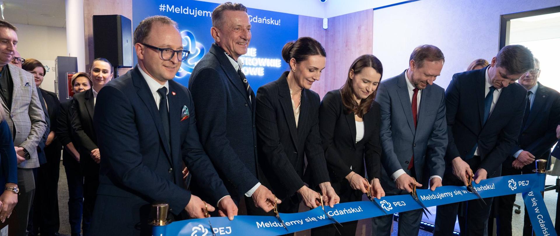 Kika osób przecina wstęgę