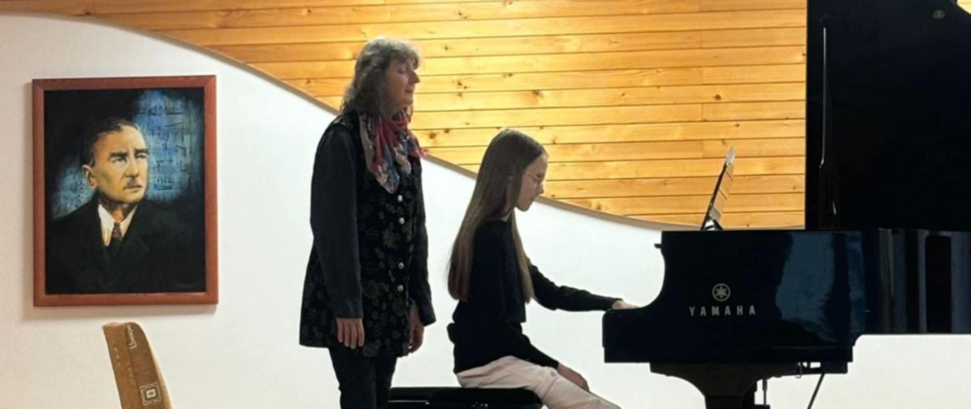 praca uczennicy przy fortepianie