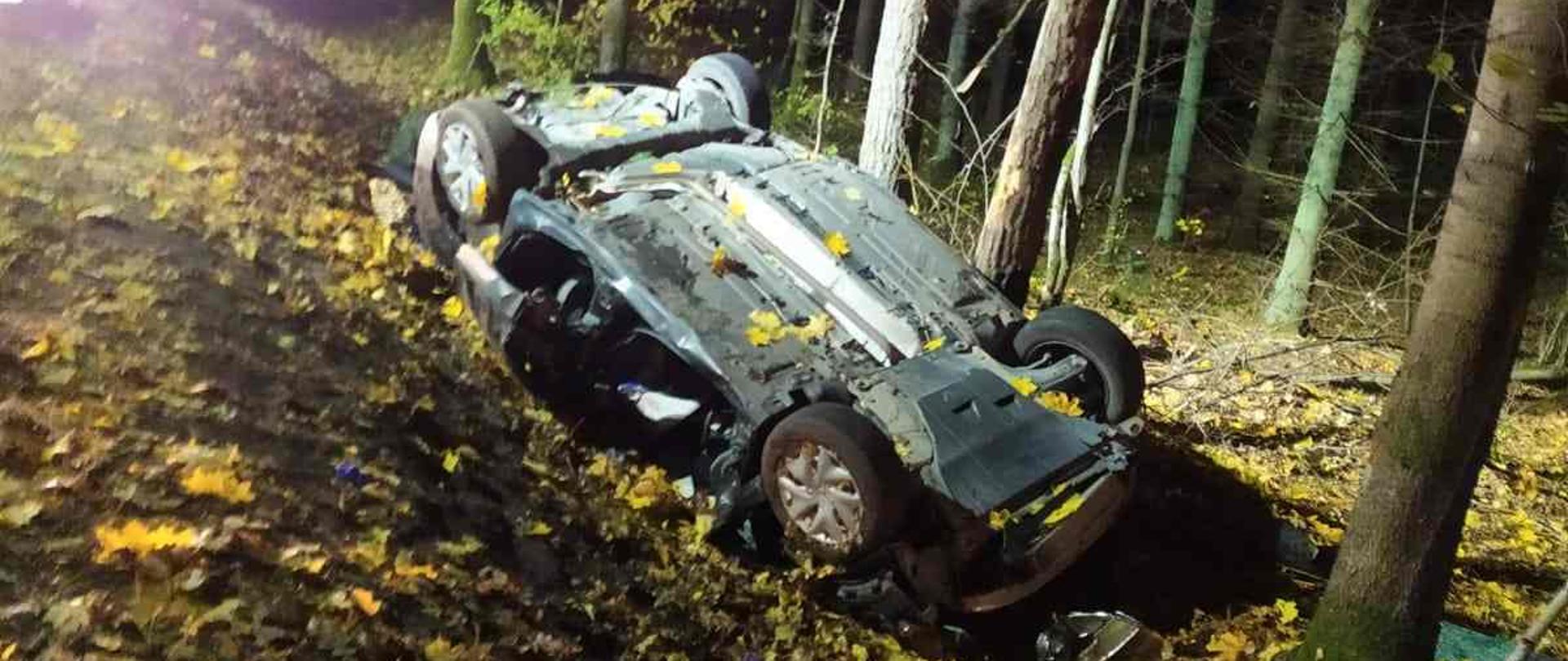 Pojazd leżący w rowie na dachu.