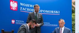 Wiceprezes Zarządu NFOŚiGW Paweł Mirowski podczas podpisywania umowy