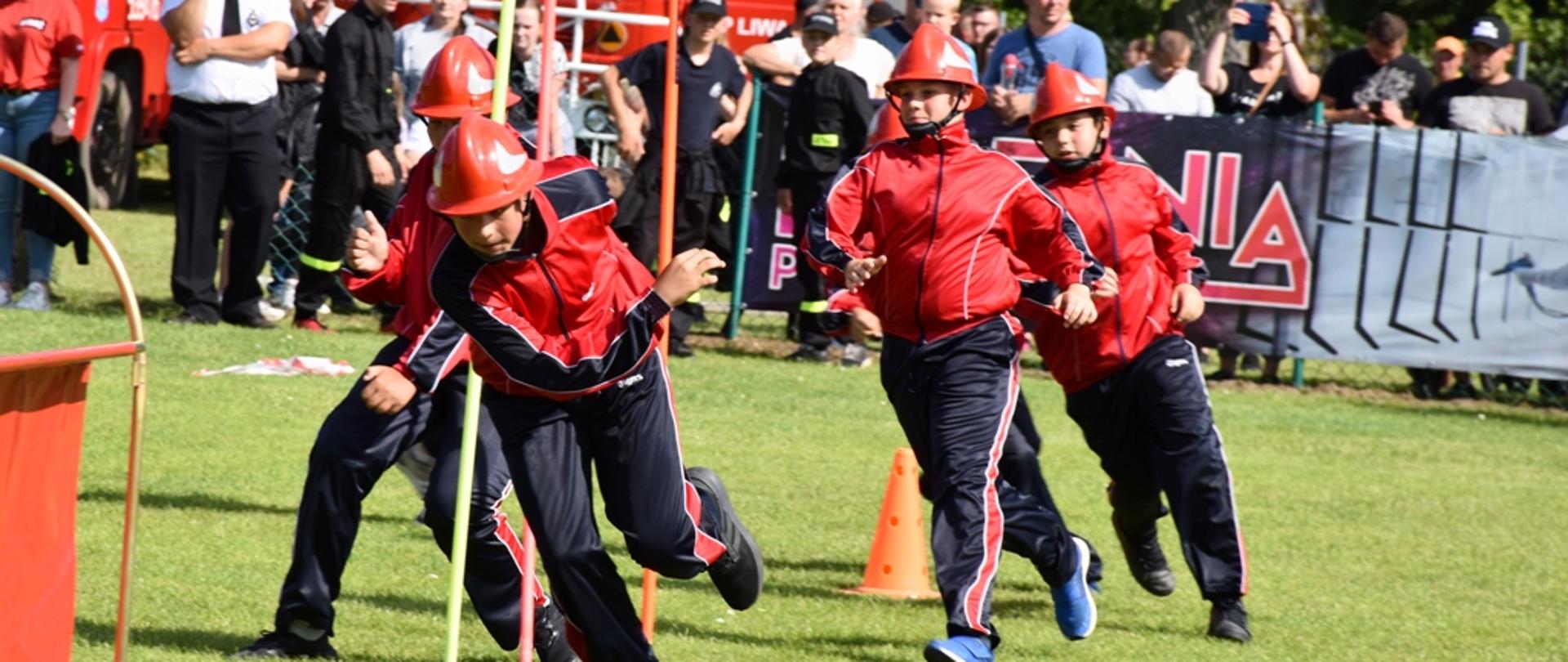 Młodzieżowa Drużyna Pożarnicza podczas zawodów sportowych. 