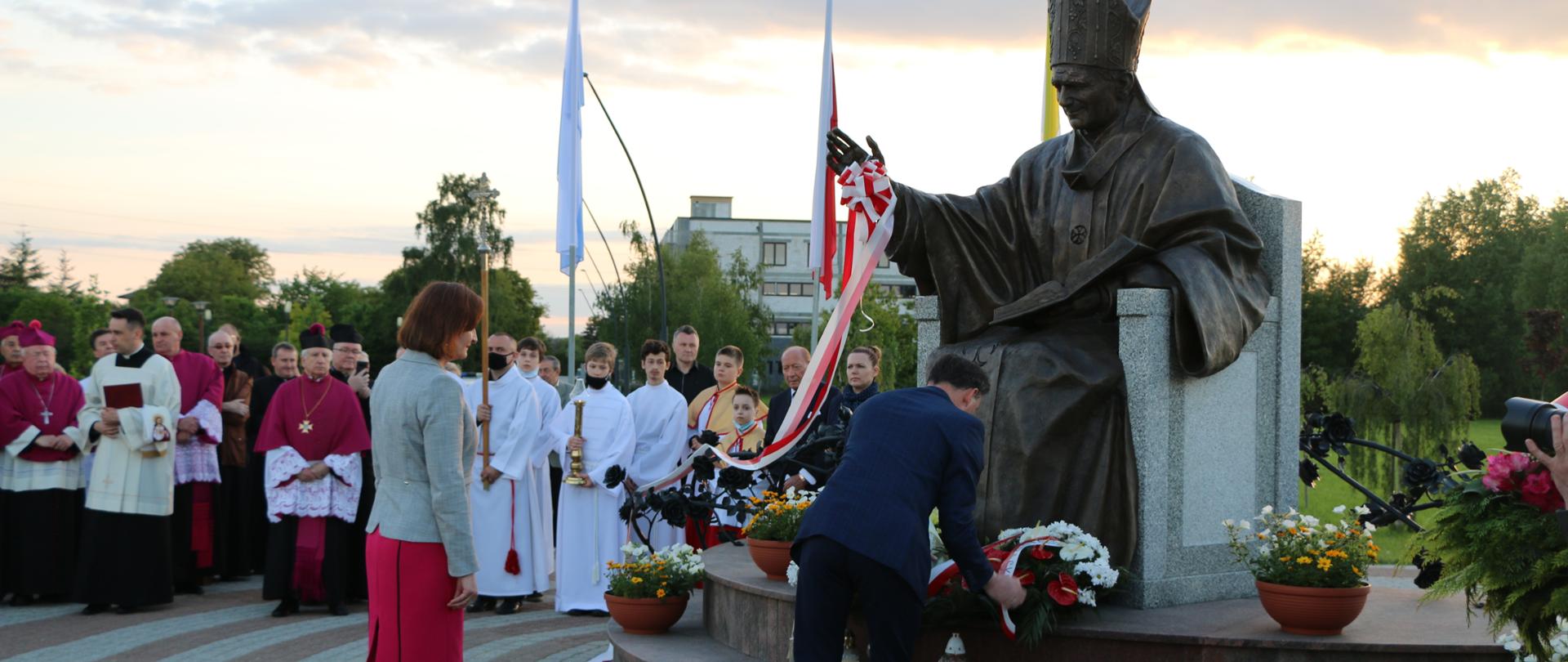 Wojewoda podkarpacki Ewa Leniart oraz pełnomocnik wojewody podkarpackiego do spraw rodzin Rafał Czupryk składają wieniec pod pomnikiem Jana Pawła II w Parku Papieskim w Rzeszowie
