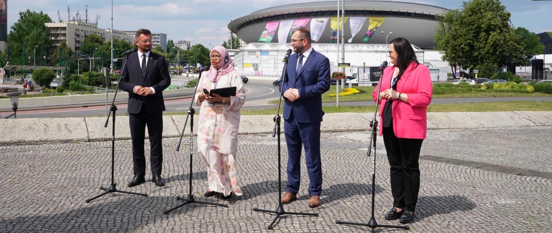 W briefingu w Katowicach, na tle spodka wzięli udział: (od lewej) prezydent miasta Katowice Marcin Krupa, dyrektor wykonawcza UN Habitat Maimunah Mohd Sharif, minister funduszy i polityki regionalnej Grzegorz Puda oraz wiceminister funduszy i polityki regionalnej Małgorzata Jarosińska-Jedynak