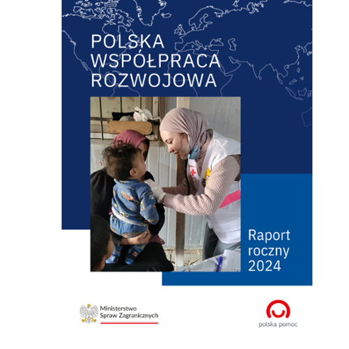 Okładka Raportu Rocznego 2024. Polska współpraca rozwojowa. Na okładce logo Polskiej pomocy, MSZ i zdjęcie lekarki w chuście badającej dziecko w niebieskiej piżamce