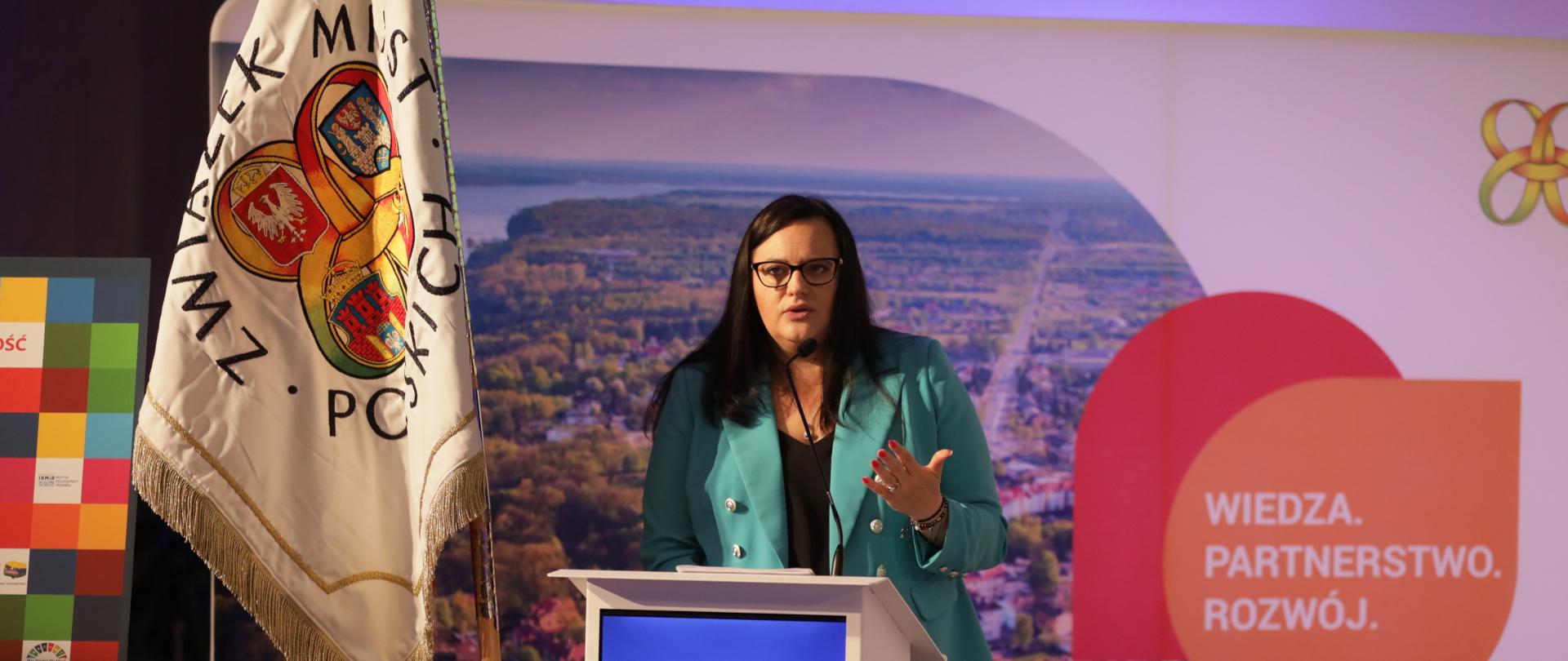 wiceminister Małgorzata Jarosińska-Jedynak mówi do mikrofonu