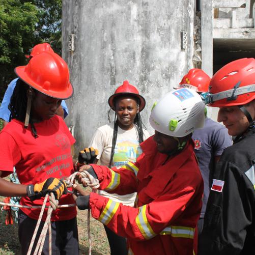 Grupa kobiet strażaczek kenijskich uczy się wiązać węzły 