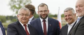 Minister funduszy i polityki regionalnej Grzegorz Puda, po lewej stoi minister infrastruktury Andrzej Adamczyk