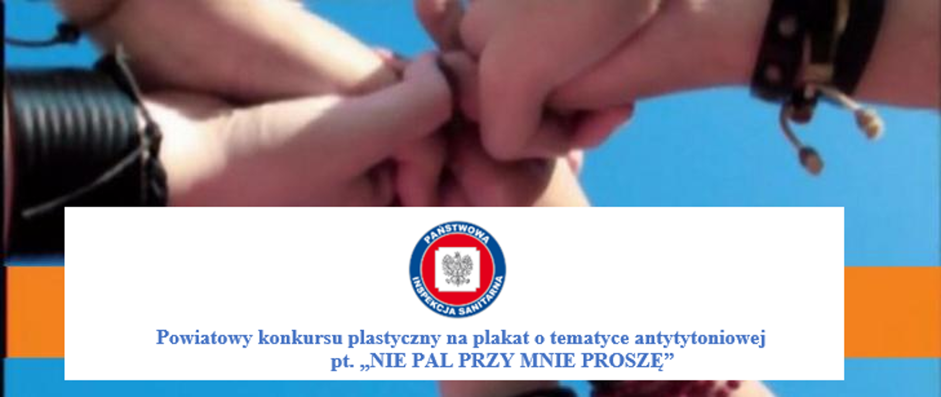 Baner konkursu plastycznego o tematyce antytytoniowej z logo Państwowej Inspekcji Sanitarnej. W tle widać dłonie łamiące papierosa. Na środku znajduje się napis: „Powiatowy konkurs plastyczny na plakat o tematyce antytytoniowej pt. ‘Nie pal przy mnie proszę’”.