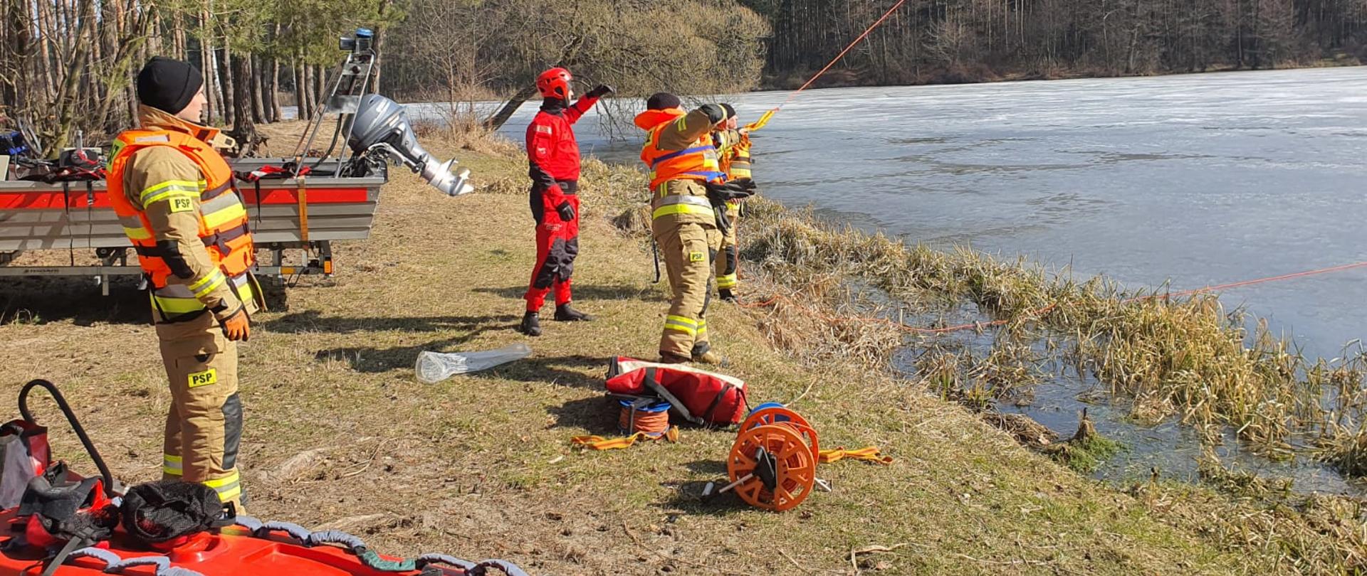 strażacy PSP przy stawie w Janikowie ze sprzętem potrzebnym do ratowania poszkodowanego z lodu podczas ćwiczeń
