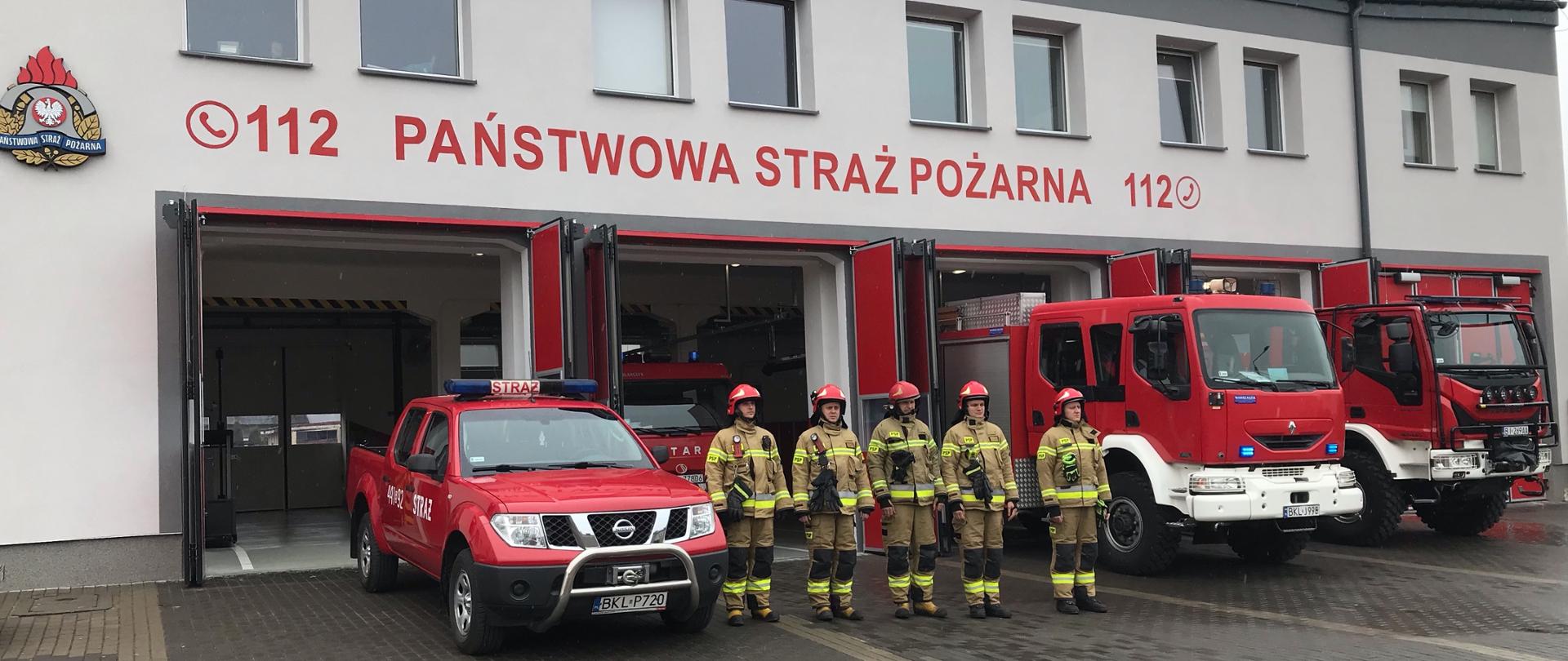 zdjęcie przedstawia upamiętnienie poległego na służbie Policjanta przez strażaków